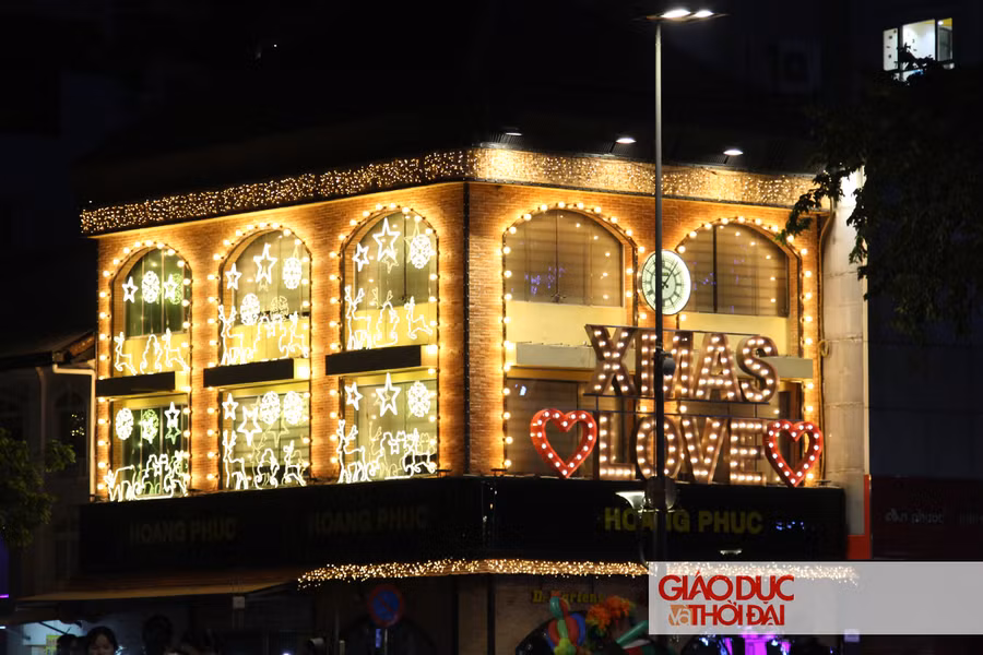 Không khí Giáng sinh ùa về trên nhiều tuyến phố tại TP.HCM ảnh 3