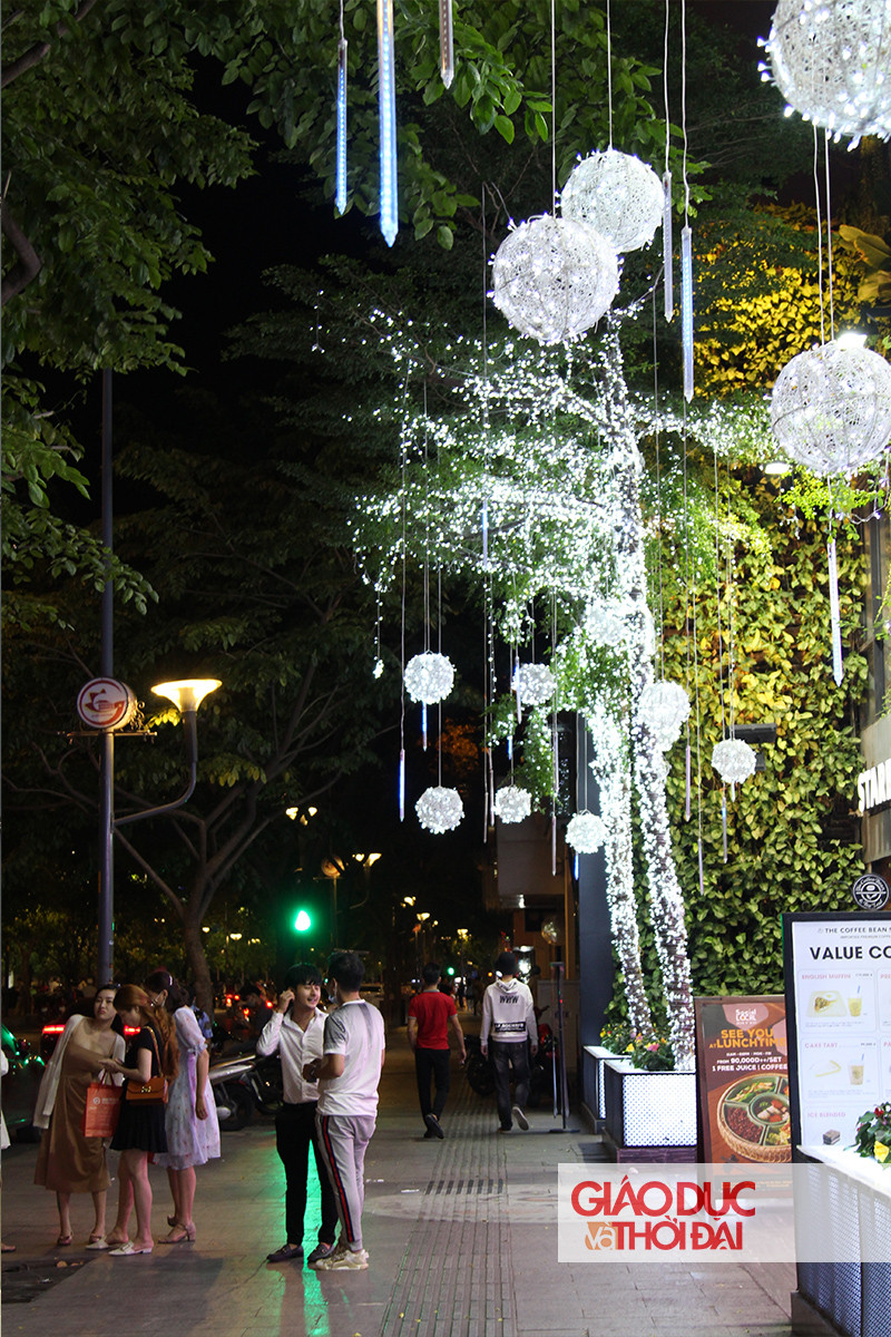 Phố đi bộ Nguyễn Huệ đã dần có hơi thở mùa Giáng sinh với ánh đèn trang trí từ nhiều cửa hàng dọc hai bên đường.