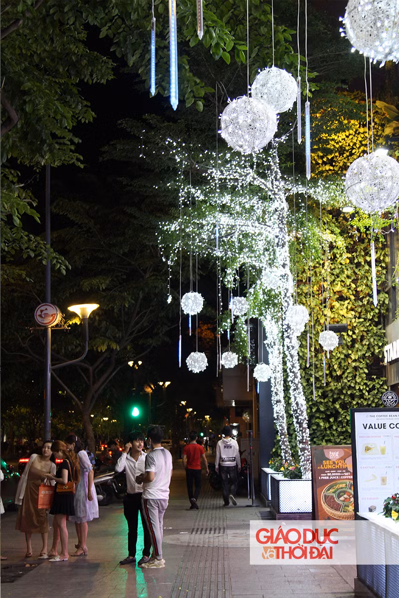 Phố đi bộ Nguyễn Huệ đã dần có hơi thở mùa Giáng sinh với ánh đèn trang trí từ nhiều cửa hàng dọc hai bên đường.