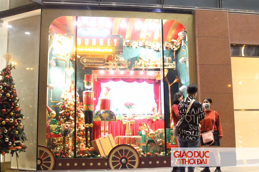 Không khí Giáng sinh ùa về trên nhiều tuyến phố tại TP.HCM