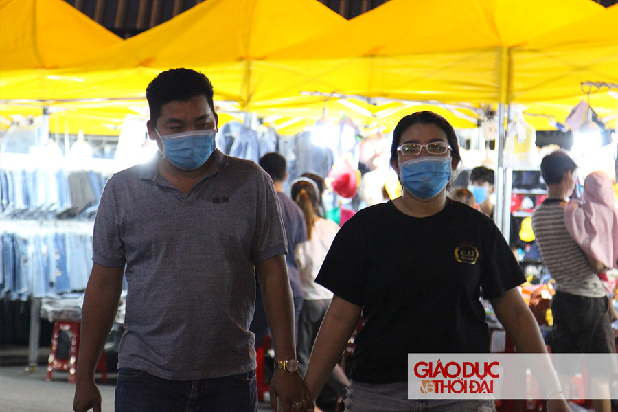 Theo ghi nhận, khách tham quan đều chấp hành đúng việc đeo khẩu trang khi di chuyển trong phố.