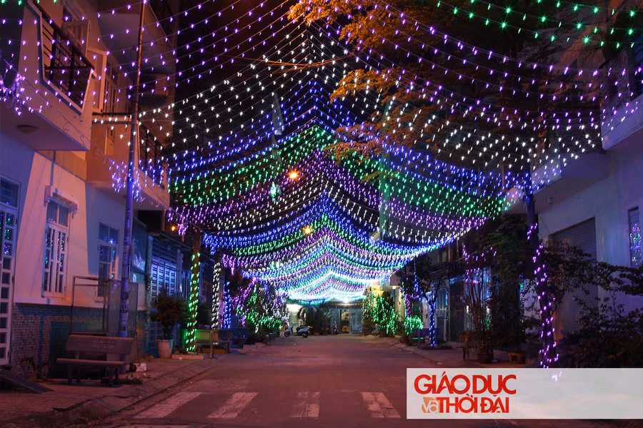 Không khí Giáng sinh ùa về trên nhiều tuyến phố tại TP.HCM ảnh 7