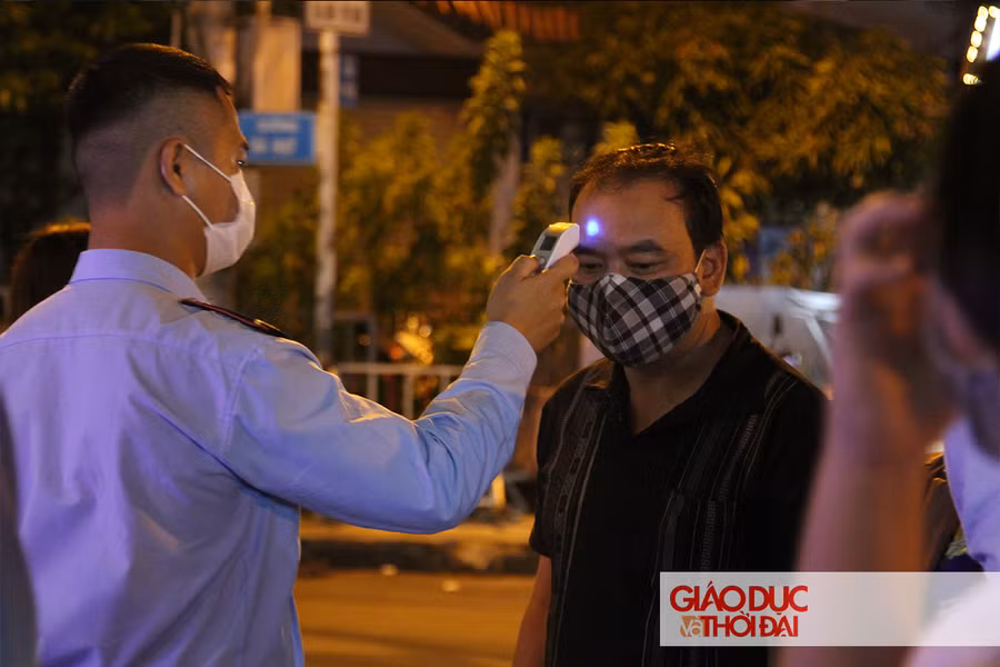 Khách tham quan đều bắt buộc phải đeo khẩu trang và đo thân nhiệt, đảm bảo đúng yêu cầu phòng, chống dịch Covid-19.