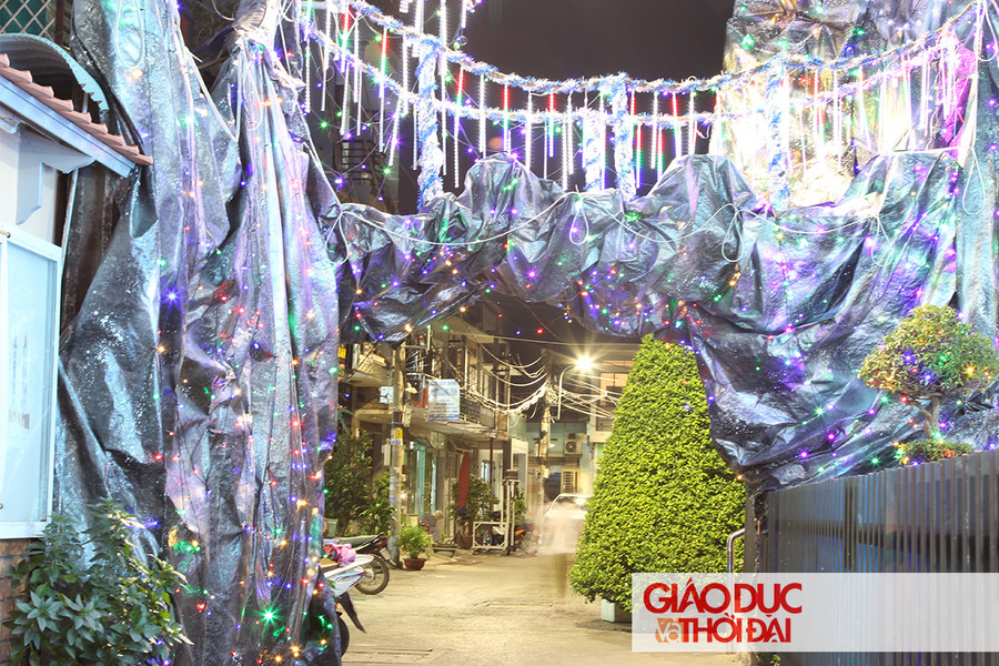 Không tấp nập như Phố đi bộ Nguyễn Huệ, xóm đạo Gò Vấp đón Noel với vẻ lấp lánh của riêng mình.