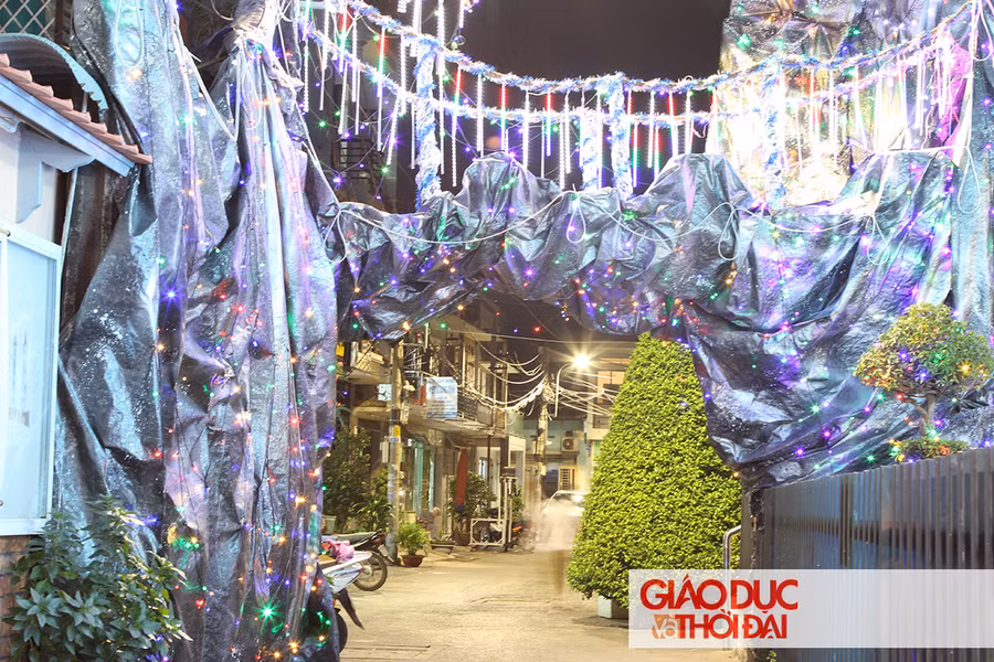 Không tấp nập như Phố đi bộ Nguyễn Huệ, xóm đạo Gò Vấp đón Noel với vẻ lấp lánh của riêng mình.