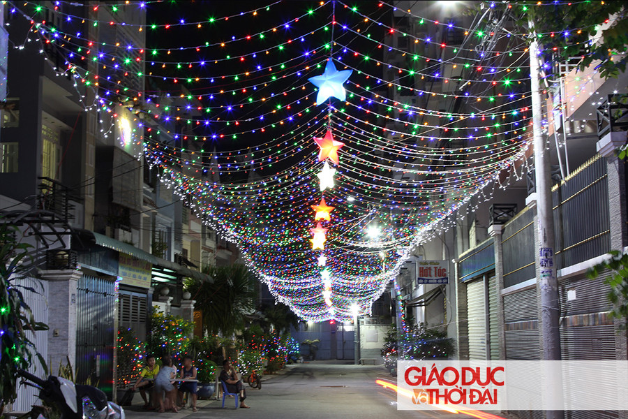 Nhiều con đường dẫn vào các nhà thờ lớn đã được người dân thắp sáng bằng các dải đèn đủ màu sắc.