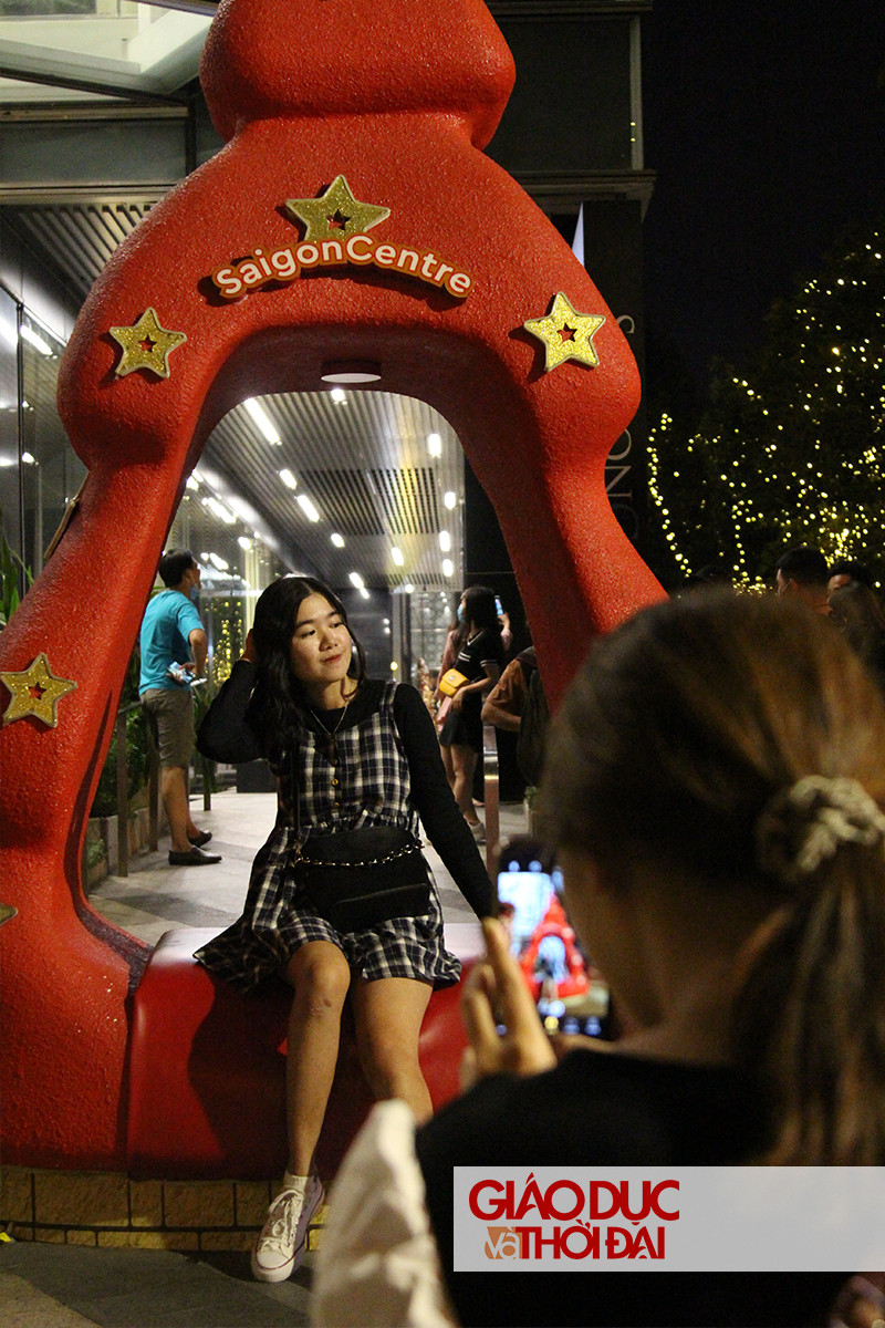 Nhiều bạn trẻ đã chọn đi chơi Noel sớm để tranh thủ có cho mình những bức ảnh xinh đẹp nhất mùa giáng sinh.