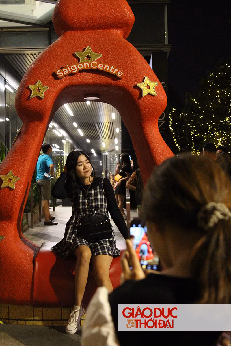 Nhiều bạn trẻ đã chọn đi chơi Noel sớm để tranh thủ có cho mình những bức ảnh xinh đẹp nhất mùa giáng sinh.