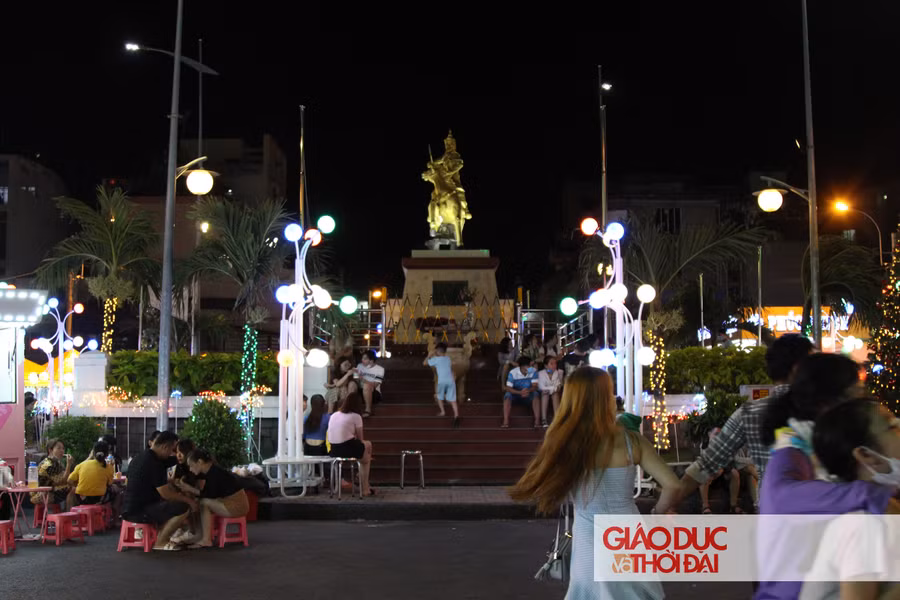 Tượng đài Vua Quang Trung nằm chính giữa phố, phía xung quanh là không gian đi bộ, ẩm thực.