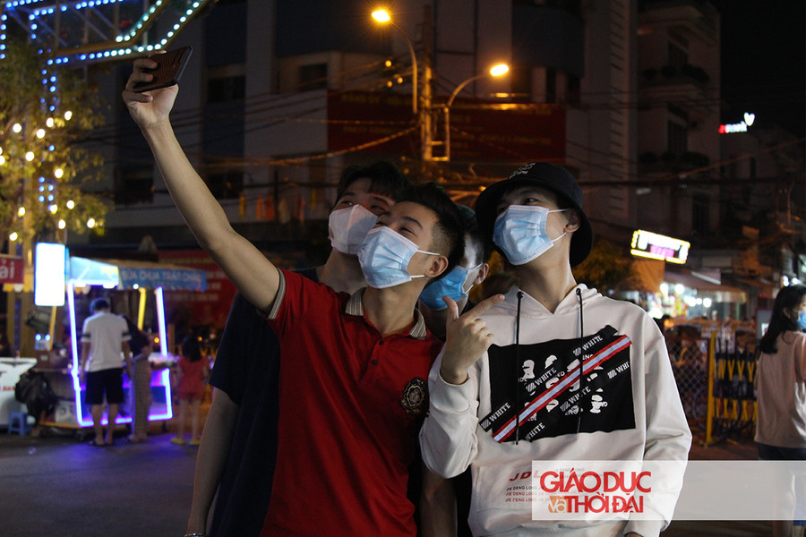 Nhiều bạn trẻ khi tham quan không quên lưu lại những hình ảnh tại phố Quang Trung.