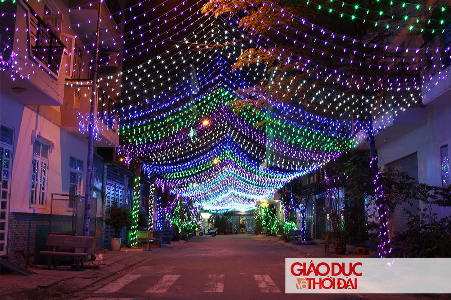 Không khí Giáng sinh ùa về trên nhiều tuyến phố tại TP.HCM ảnh 7