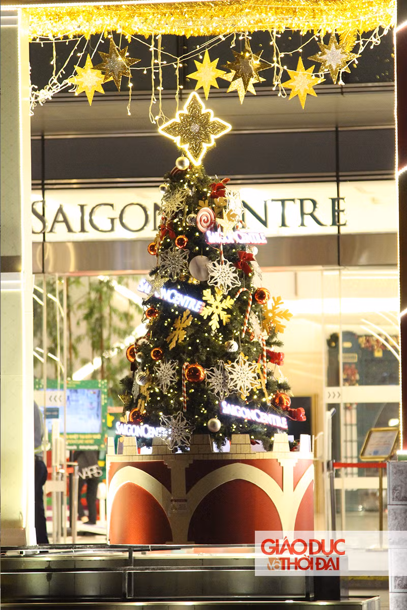 Cây thông Noel là điểm được trang trí lộng lẫy và nổi bật nhất.