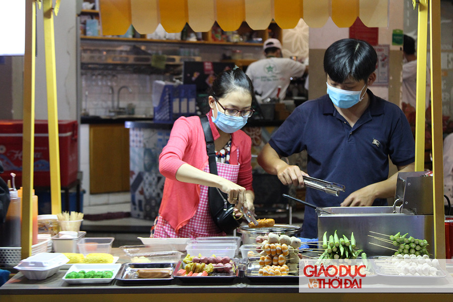 Hằng ngày, phố Quang Trung mở cửa đón khách từ 18h và đóng cửa vào lúc 23h.