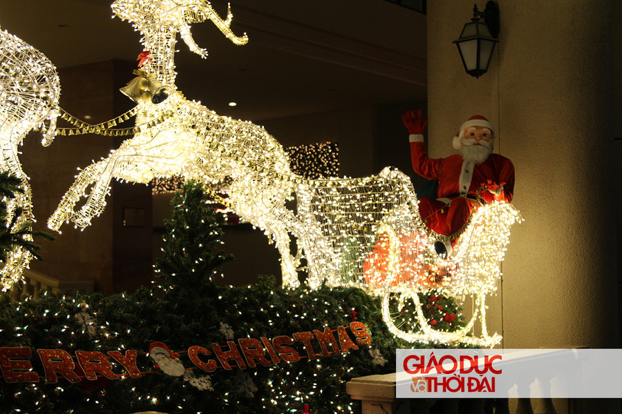 Nhiều cửa hàng cũng đã trang trí tỉ mỉ để trở nên nổi bật hơn mùa Noel.