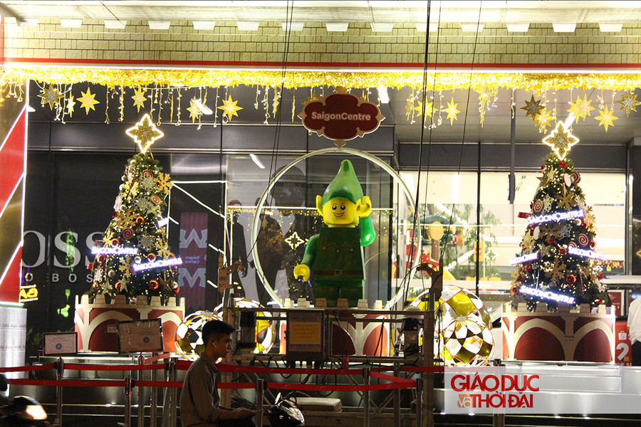 Các trung tâm thương mại cũng hết sức &quot;chiều lòng&quot; người tham quan khi trang trí không gian cực kì lấp lánh, giúp các bạn có được các bức ảnh selfie ưng ý mùa Giáng sinh.