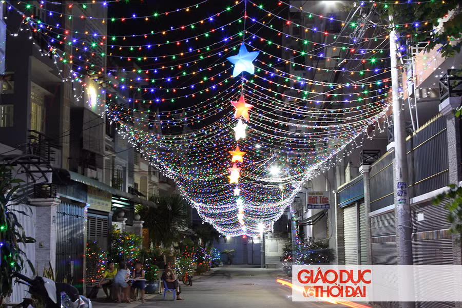 Nhiều con đường dẫn vào các nhà thờ lớn đã được người dân thắp sáng bằng các dải đèn đủ màu sắc.