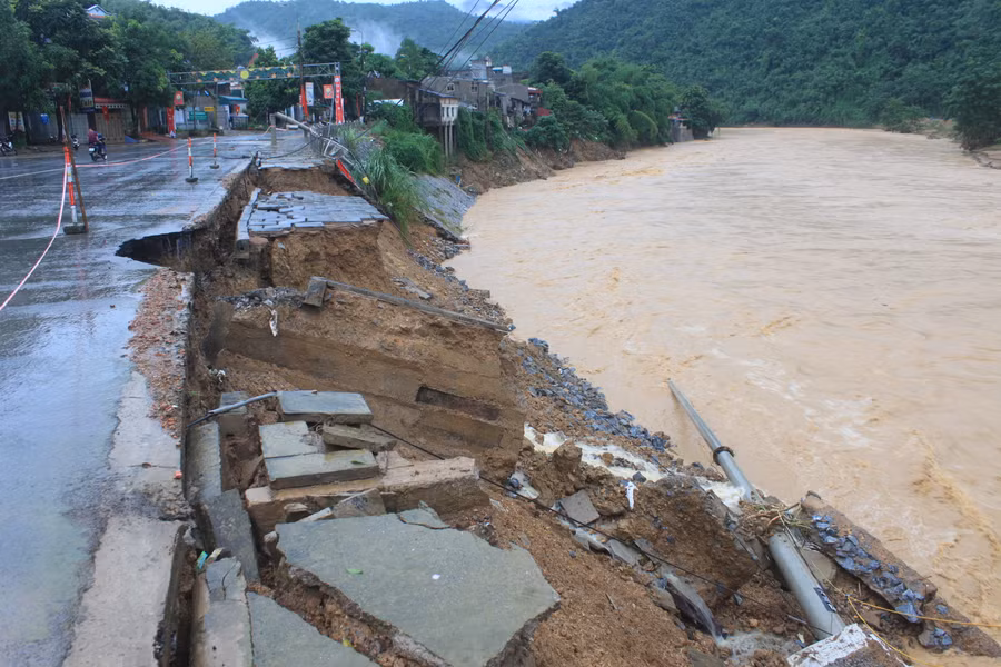 Mưa lớn gây sạt lở nhiều tuyến đường của huyện miền núi Quan Sơn