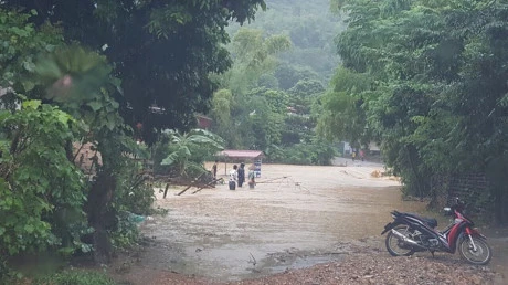 Mưa lũ tàn phá Sơn La, huyện Phù Yên vẫn bị cô lập