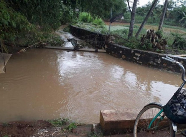 Đoạn khe nơi chị Phương bị cuốn cả người lẫn xe xuống nước