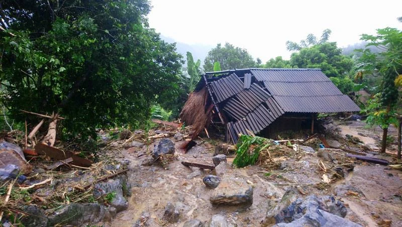 Phó Thủ tướng trực tiếp chỉ đạo tìm kiếm nạn nhân vụ sạt lở vùi lấp 19 người ở Hòa Bình