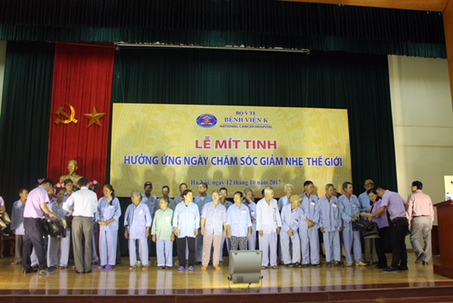 Các đơn vị đã trao tặng quà cho các bệnh nhân