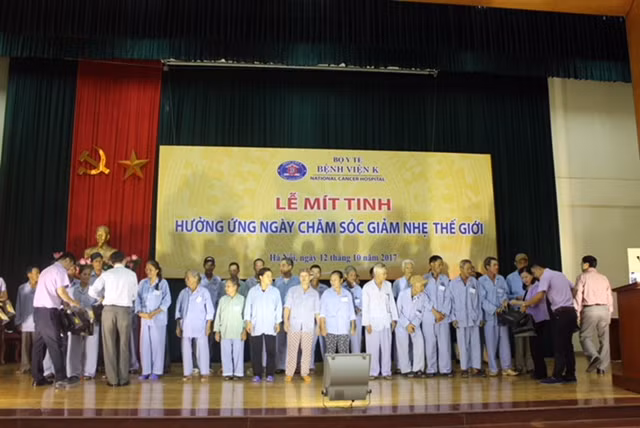 Các đơn vị đã trao tặng quà cho các bệnh nhân