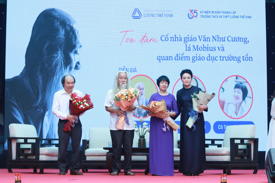 Từ trái qua: GS.TSKH Đỗ Đức Thái - Nhà phê bình văn học Phạm Xuân Nguyên - TS Văn học Trịnh Thu Tuyết - cô Văn Thùy Dương cùng tham dự tọa đàm "Cố Nhà giáo Văn Như Cương, lá Mobius và quan điểm giáo dục trường tồn". Từ trái qua: GS.TSKH Đỗ Đức Thái - Nhà phê bình văn học Phạm Xuân Nguyên - TS Văn học Trịnh Thu Tuyết - cô Văn Thùy Dương cùng tham dự tọa đàm "Cố Nhà giáo Văn Như Cương, lá Mobius và quan điểm giáo dục trường tồn".
