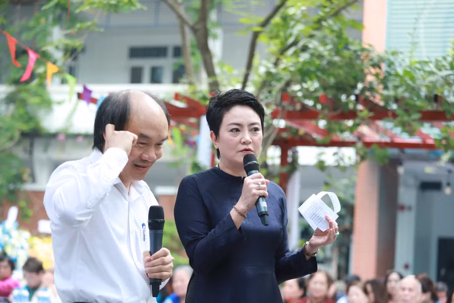 Cô Văn Thùy Dương và GS.TSKH Đỗ Đức Thái giao lưu cùng học sinh. Cô Văn Thùy Dương và GS.TSKH Đỗ Đức Thái giao lưu cùng học sinh.