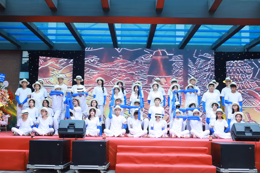 Đội hình xếp chữ "Lương Thế Vinh 35" của các em học sinh nhà trường. Đội hình xếp chữ "Lương Thế Vinh 35" của các em học sinh nhà trường.