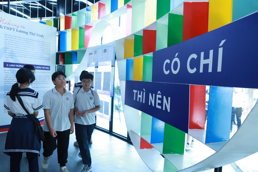 Khẩu hiệu "Có chí thì nên" được đặt trang trọng tại thư viện. Khẩu hiệu "Có chí thì nên" được đặt trang trọng tại thư viện.