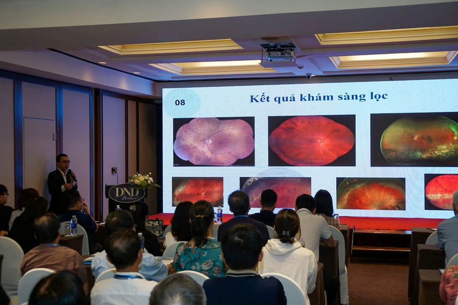 Các đại biểu theo dõi thông tin được chia sẻ tại hội thảo.