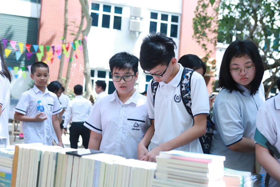 Ngoài ra, các em học sinh còn được thỏa sức đam mê đọc sách của mình tại không gian bên trong và ngoài thư viện. Ngoài ra, các em học sinh còn được thỏa sức đam mê đọc sách của mình tại không gian bên trong và ngoài thư viện.