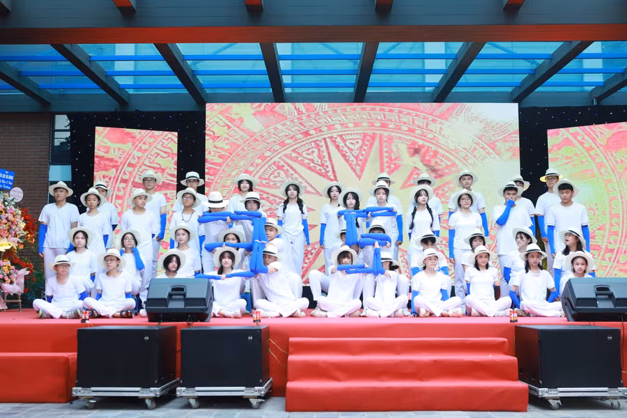 Đội hình xếp chữ "Lương Thế Vinh 35" của các em học sinh nhà trường. Đội hình xếp chữ "Lương Thế Vinh 35" của các em học sinh nhà trường.