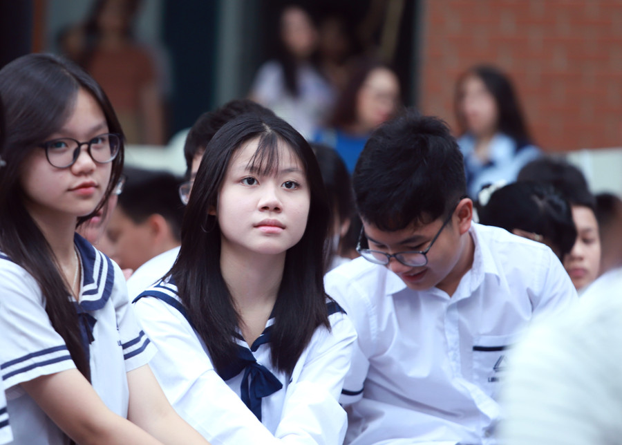 Những chia sẻ từ các vị diễn giả về triết lý giáo dục "sống làm người tử tế" của cố Nhà giáo Văn Như Cương để lại nhiều suy nghĩ cho các em học sinh về tinh thần trách nhiệm. Những chia sẻ từ các vị diễn giả về triết lý giáo dục "sống làm người tử tế" của cố Nhà giáo Văn Như Cương để lại nhiều suy nghĩ cho các em học sinh về tinh thần trách nhiệm.