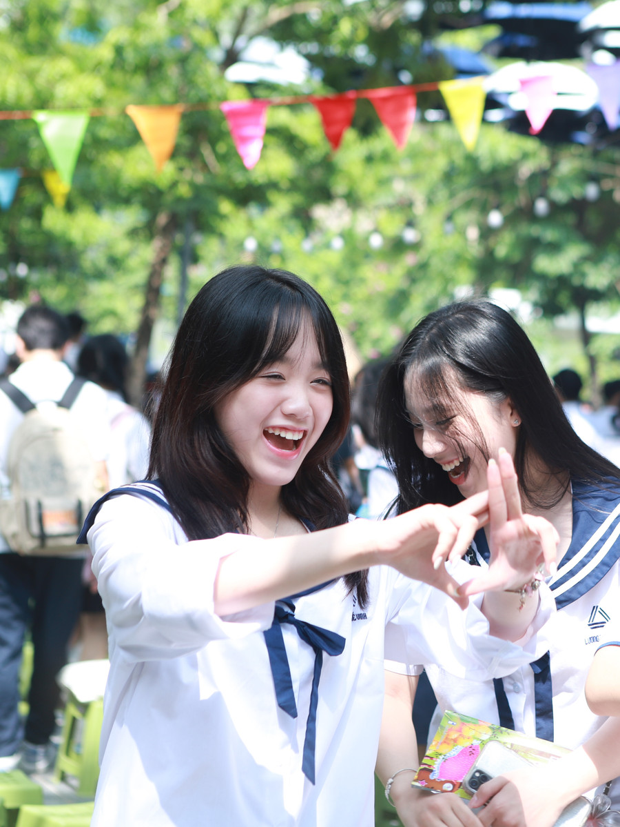 Những khoảnh khắc đáng nhớ của các nữ sinh Trường Lương Thế Vinh trong buổi lễ. Những khoảnh khắc đáng nhớ của các nữ sinh Trường Lương Thế Vinh trong buổi lễ.