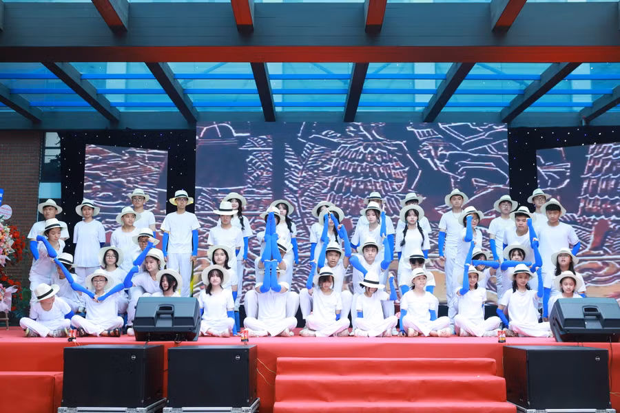 Đội hình xếp chữ "Lương Thế Vinh 35" của các em học sinh nhà trường. Đội hình xếp chữ "Lương Thế Vinh 35" của các em học sinh nhà trường.