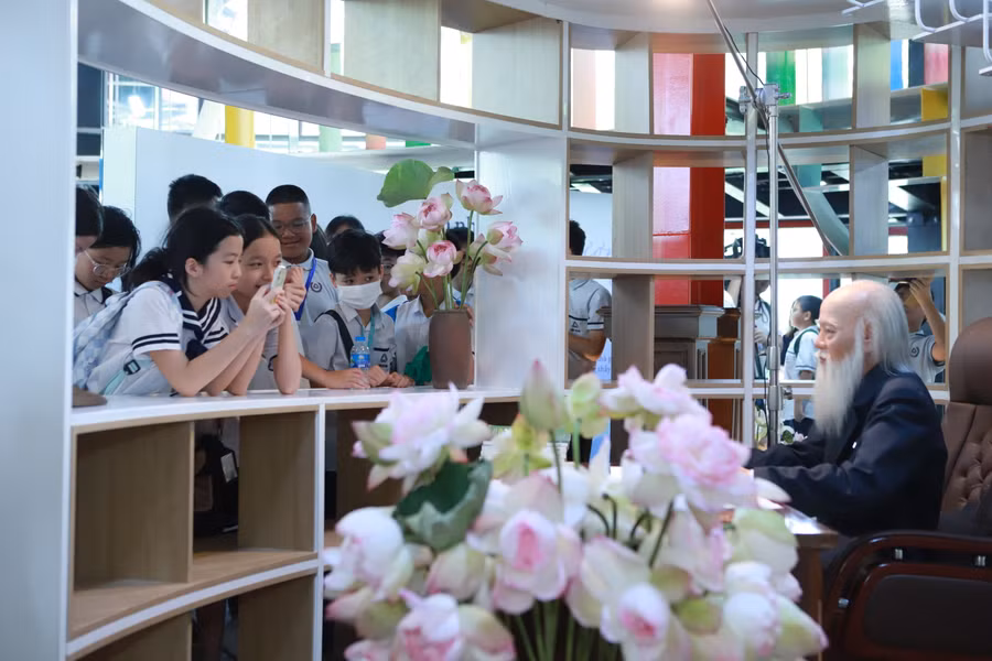 Trong những ngày tới, nhà trường sẽ tiếp tục bổ sung thêm nhiều loại sách để phục vụ nhu cầu đọc của học sinh, thầy cô. Trong những ngày tới, nhà trường sẽ tiếp tục bổ sung thêm nhiều loại sách để phục vụ nhu cầu đọc của học sinh, thầy cô.