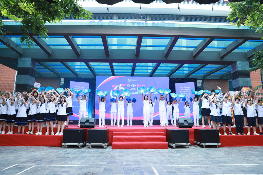Các tiết mục do học sinh tự biên, tự diễn thu hút sự cổ vũ của đông đảo khán giả. Các tiết mục do học sinh tự biên, tự diễn thu hút sự cổ vũ của đông đảo khán giả.