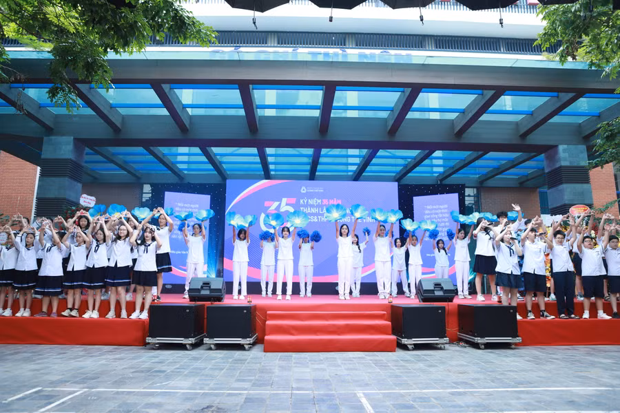 Các tiết mục do học sinh tự biên, tự diễn thu hút sự cổ vũ của đông đảo khán giả. Các tiết mục do học sinh tự biên, tự diễn thu hút sự cổ vũ của đông đảo khán giả.