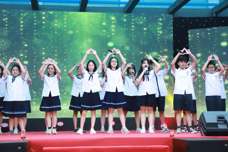 Những khúc ca vui tươi của tuổi học trò được cất lên từ các em học sinh. Những khúc ca vui tươi của tuổi học trò được cất lên từ các em học sinh.