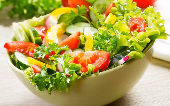 Phòng tránh táo bón và trĩ bằng cách bổ sung nhiều chất xơ, vitamin vào khẩu phần ăn. Ảnh: Shutter.