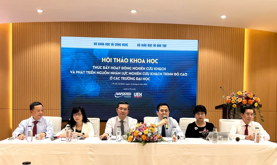 Ban chủ tọa hội thảo "Thúc đẩy hoạt động NCKH và phát triển nguồn nhân lực NCKH trình độ cao trong các trường đại học".