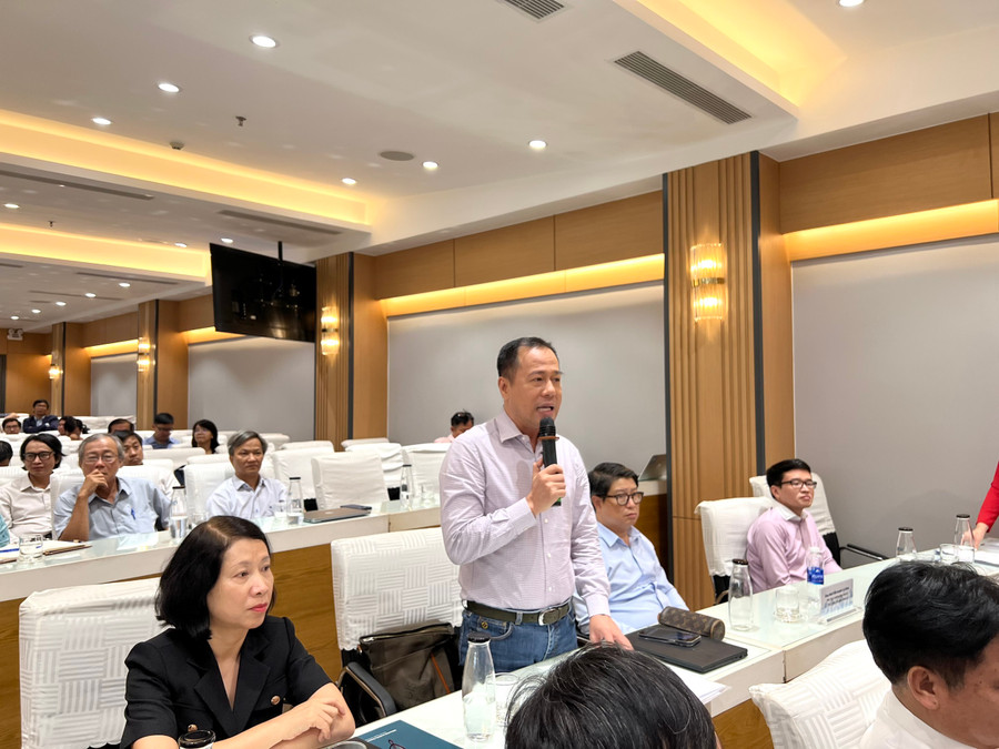 GS Huỳnh Văn Sơn, Hiệu trưởng Trường ĐH Sư phạm TPHCM đóng góp ý kiến tại hội thảo. GS Huỳnh Văn Sơn, Hiệu trưởng Trường ĐH Sư phạm TPHCM đóng góp ý kiến tại hội thảo.