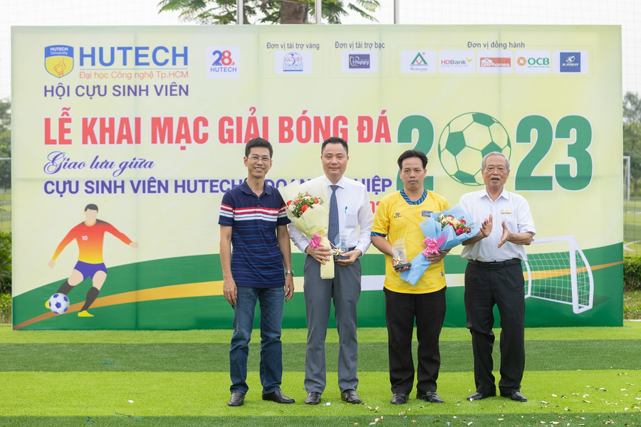 Đại diện Ban giám hiệu HUTECH tặng hoa cảm ơn cho đơn vị tổ chức.