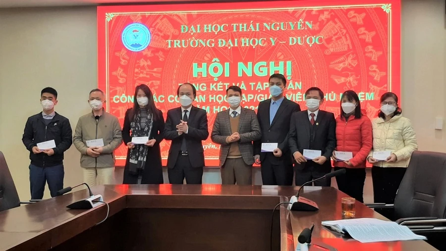 PGS.TS Nguyễn Tiến Dũng - Bí thư Đảng uỷ, Hiệu trưởng Trường Đại học Y – Dược (ĐH Thái Nguyên) trao phần thưởng cho cố vấn học tập tiêu biểu năm học 2020 – 2021 