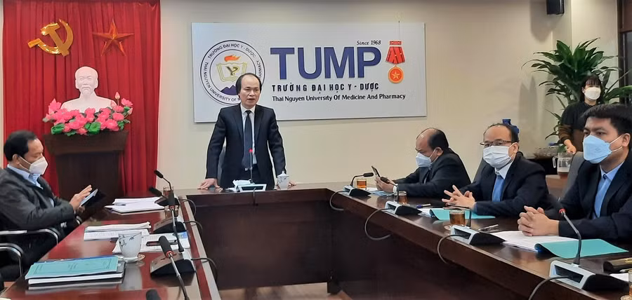 PGS.TS Nguyễn Tiến Dũng - Bí thư Đảng uỷ, Hiệu trưởng Trường Đại học Y – Dược phát biểu chỉ đạo tại Hội nghị