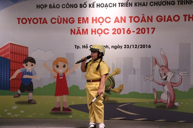 Một em học sinh biểu diễn tiết mục học an toàn giao thông tại lễ công bố Một em học sinh biểu diễn tiết mục học an toàn giao thông tại lễ công bố