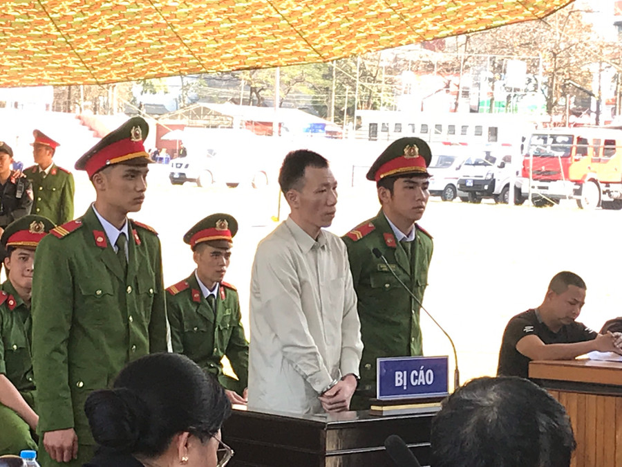 Lường Văn Hùng (áo trắng) tại phiên xét hỏi Lường Văn Hùng (áo trắng) tại phiên xét hỏi