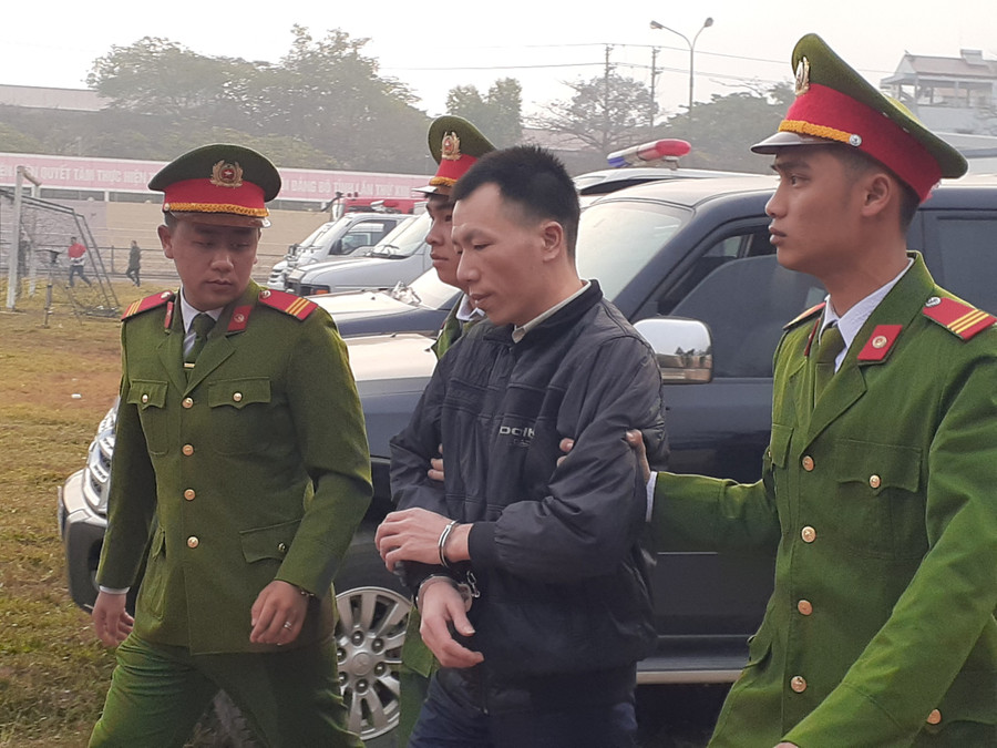 Áp giải Lường Văn Hùng đến tòa Áp giải Lường Văn Hùng đến tòa