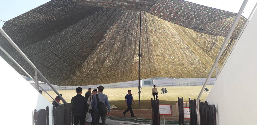 Dù lớn đã được căng đề phòng trường hợp trời đổ mưa bất thường khiến phiên xét xử bị gián đoạn Dù lớn đã được căng đề phòng trường hợp trời đổ mưa bất thường khiến phiên xét xử bị gián đoạn